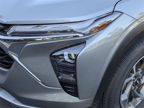Used 2025 Chevrolet Trax LT w/ LT Convenience Package image 11