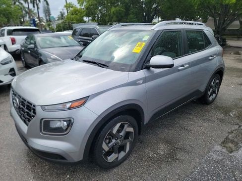 Used 2023 Hyundai Venue SEL FWD image 2