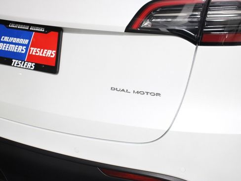 Used 2022 Tesla Model Y Long Range image 13