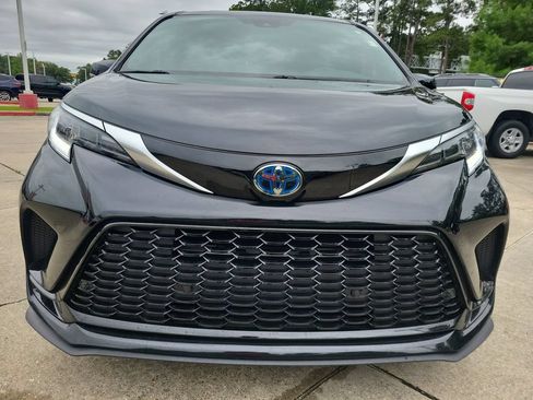 Used 2024 Toyota Sienna XSE w/ XSE Premium Package FWD image 4