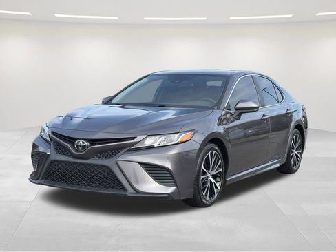 Used 2020 Toyota Camry SE image 1