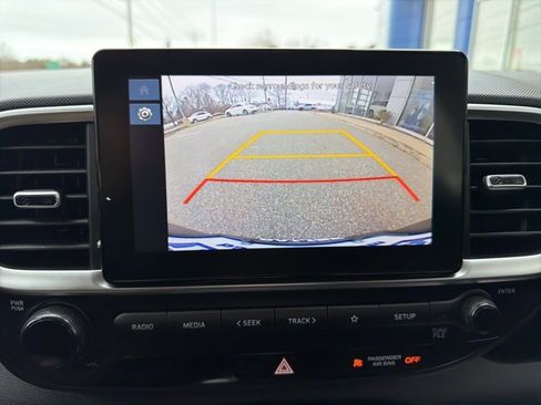 Used 2025 Hyundai Venue SE image 24