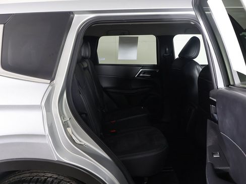 Used 2024 Mitsubishi Outlander SE image 29