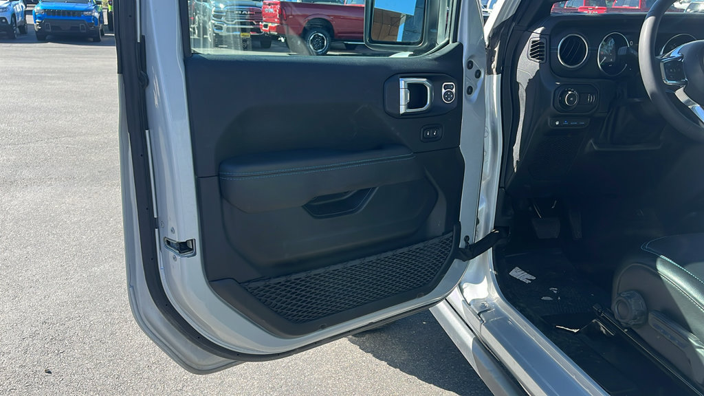 Used 2023 Jeep Wrangler Unlimited Rubicon 4xe w/ Cold Weather Group AWD/4WD image 9