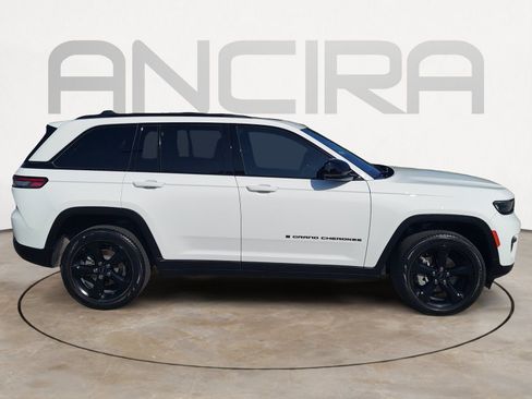 Used 2024 Jeep Grand Cherokee Limited AWD/4WD image 11