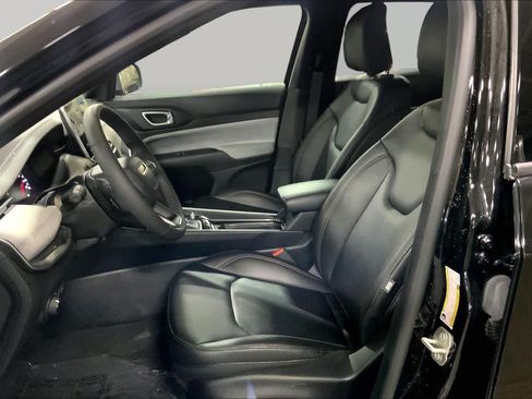 Used 2024 Jeep Compass Latitude AWD/4WD image 8