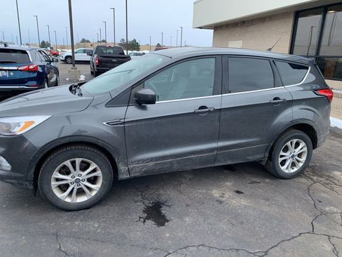 Used 2019 Ford Escape SE image 2