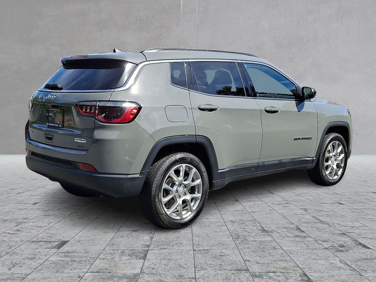 Used 2024 Jeep Compass Latitude AWD/4WD image 6