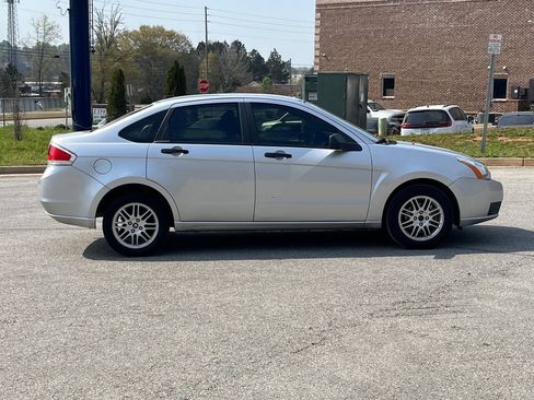 Used 2010 Ford Focus SE FWD image 4