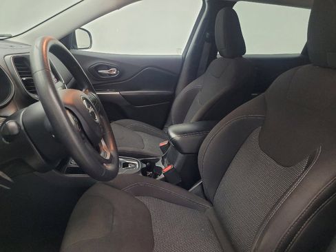 Used 2019 Jeep Cherokee Latitude w/ Popular Appearance Group FWD image 17