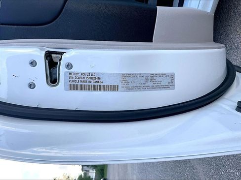 Used 2023 Chrysler Pacifica Touring-L FWD image 9