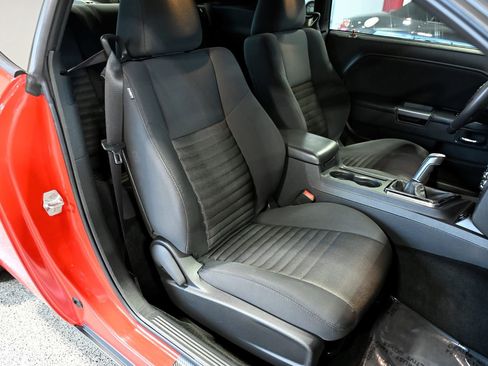 Used 2014 Dodge Challenger R/T RWD image 29