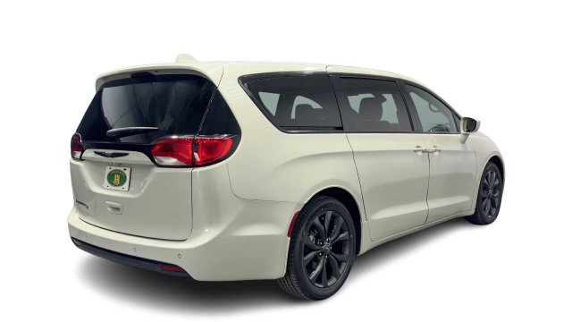 Used 2020 Chrysler Pacifica Touring w/ S Appearance Package FWD image 2