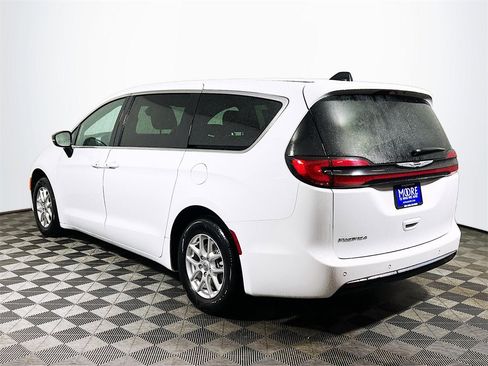 Used 2025 Chrysler Pacifica Select image 6