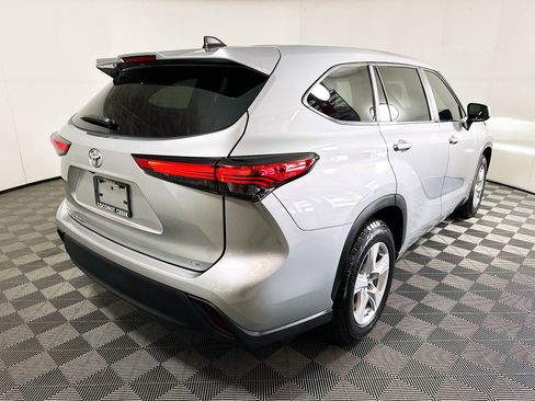 Used 2023 Toyota Highlander LE image 3