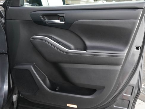 Used 2020 Toyota Highlander XLE AWD/4WD image 9