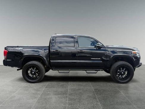 Used 2017 Toyota Tacoma TRD Sport AWD/4WD image 7