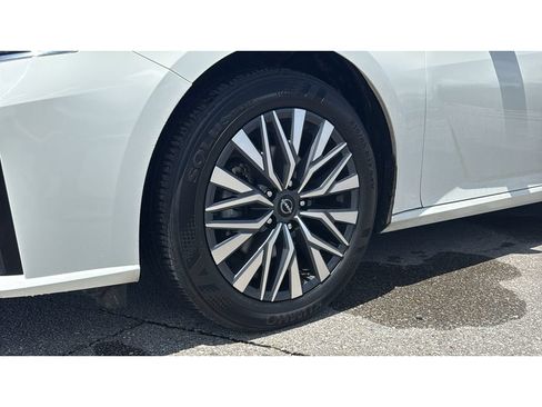 Used 2025 Nissan Altima 2.5 SV FWD image 9