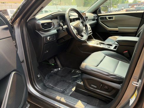 Used 2022 Ford Explorer XLT w/ XLT Sport Appearance Package AWD/4WD image 9