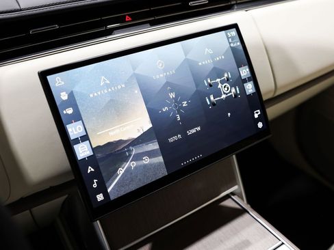 Used 2025 Land Rover Range Rover SE AWD/4WD image 18