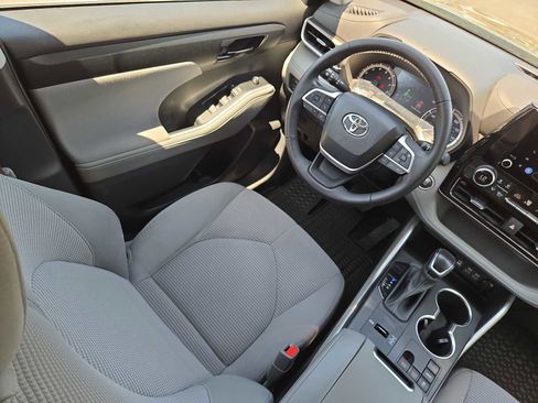 Used 2023 Toyota Highlander LE image 17