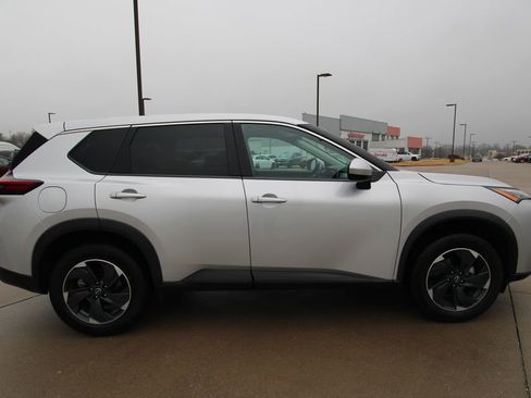 Used 2024 Nissan Rogue SV image 4