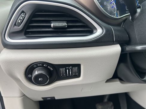 Used 2017 Chrysler Pacifica Touring-L w/ Tire & Wheel Group FWD image 26