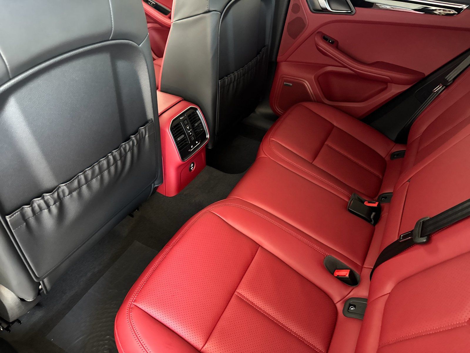 Certified 2026 Porsche Macan AWD/4WD image 14