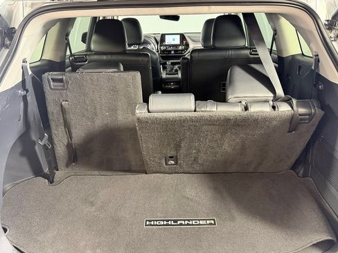 Used 2025 Toyota Highlander XLE FWD image 30