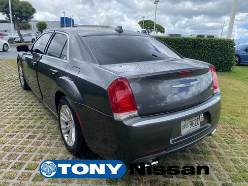 Used 2020 Chrysler 300 Touring L w/ Value Package RWD image 5