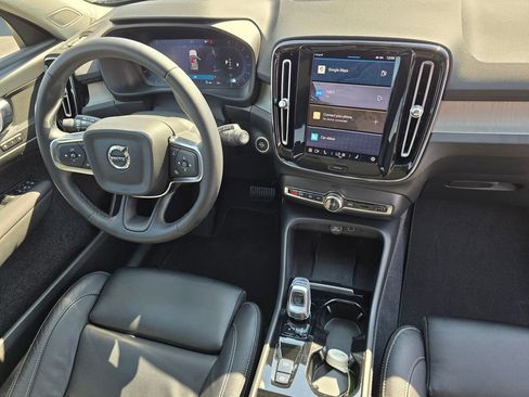 Used 2023 Volvo XC40 B5 Plus image 11
