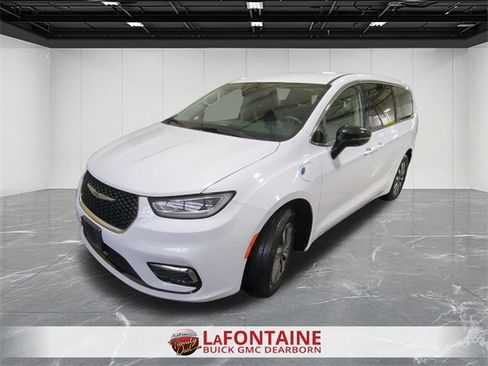 Used 2024 Chrysler Pacifica Select image 4