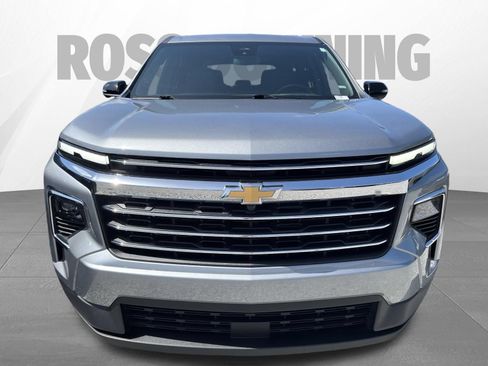 Used 2025 Chevrolet Traverse LT FWD image 2