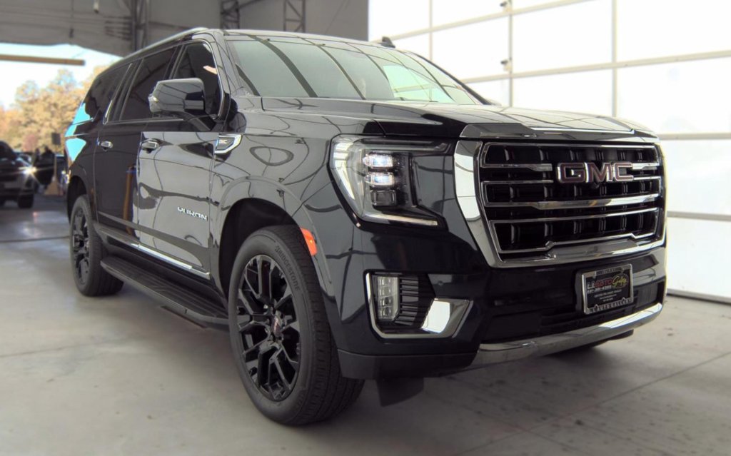 Used 2022 GMC Yukon XL SLT w/ SLT Premium Package AWD/4WD image 3