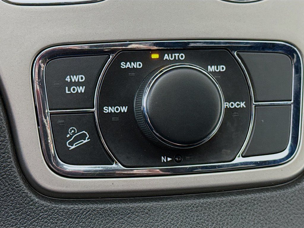 Used 2021 Jeep Grand Cherokee Laredo AWD/4WD image 11