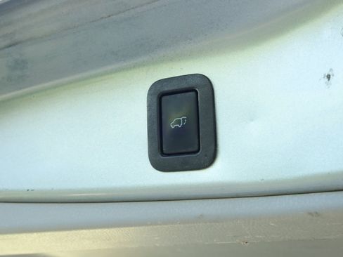 Used 2017 Toyota Highlander XLE image 18