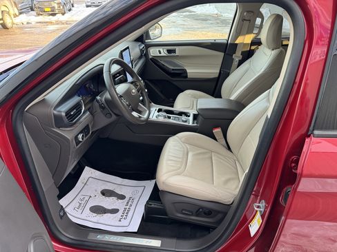 Used 2023 Ford Explorer Platinum w/ Premium Technology Package image 9