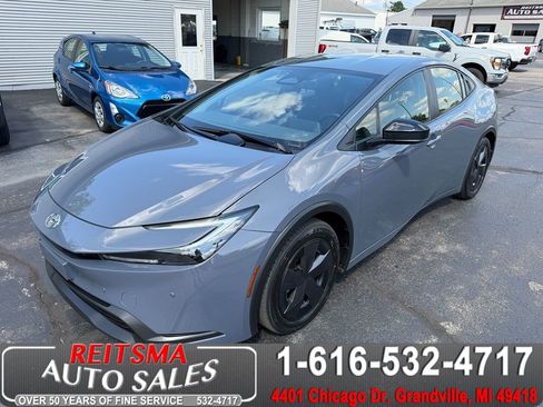 Used 2025 Toyota Prius LE FWD image 1