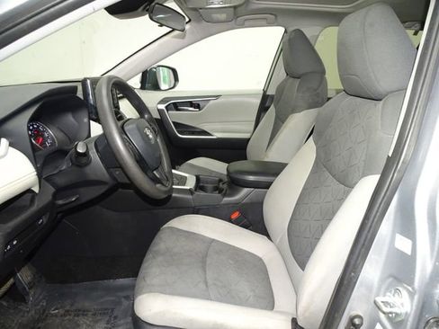 Used 2021 Toyota RAV4 XLE w/ Convenience Package image 11