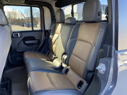 Used 2021 Jeep Gladiator Sport image 25