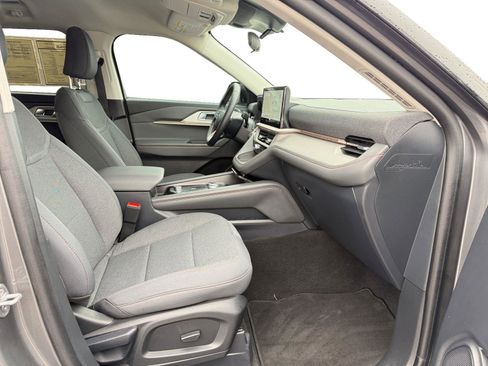 Used 2025 Ford Explorer Active AWD/4WD image 27