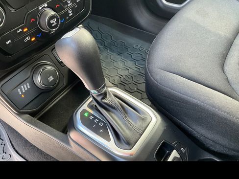 Used 2020 Jeep Renegade Latitude w/ Cold Weather Group AWD/4WD image 25