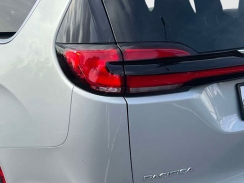 New 2026 Chrysler Pacifica Select image 10