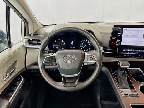 Certified 2024 Toyota Sienna XLE FWD image 33