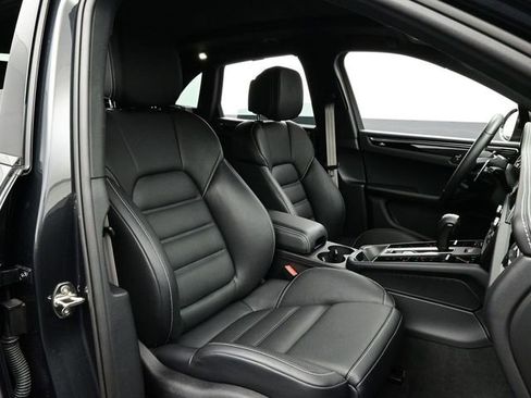 Certified 2025 Porsche Macan Turbo AWD/4WD image 18
