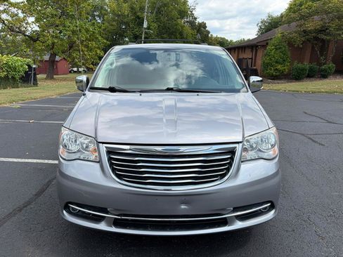 Used 2016 Chrysler Town & Country Touring-L FWD image 2