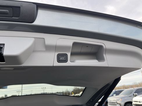 Used 2023 GMC Acadia SLT w/ Preferred Package image 11