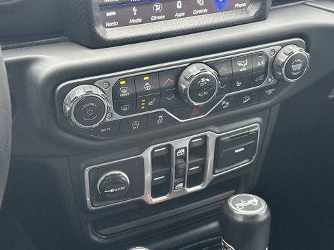 Used 2018 Jeep Wrangler Unlimited Sahara image 30