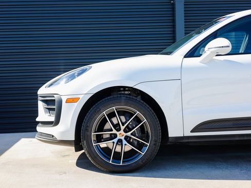 Certified 2025 Porsche Macan image 11