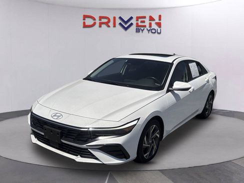 Used 2025 Hyundai Elantra SEL FWD image 8